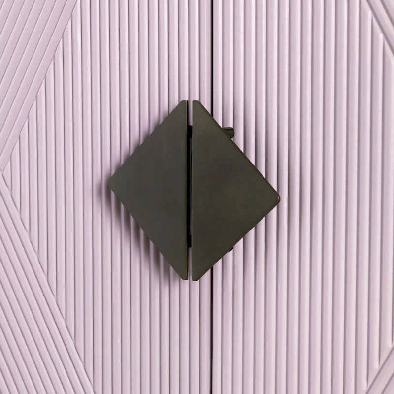 Bahut en bois quatre portes lilas avec motif géométrique et quincaillerie dorée
