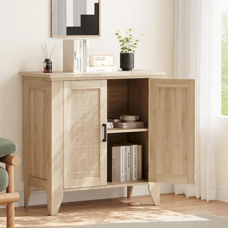 Meuble de rangement en rotin naturel avec portes, étagères et poignées métalliques