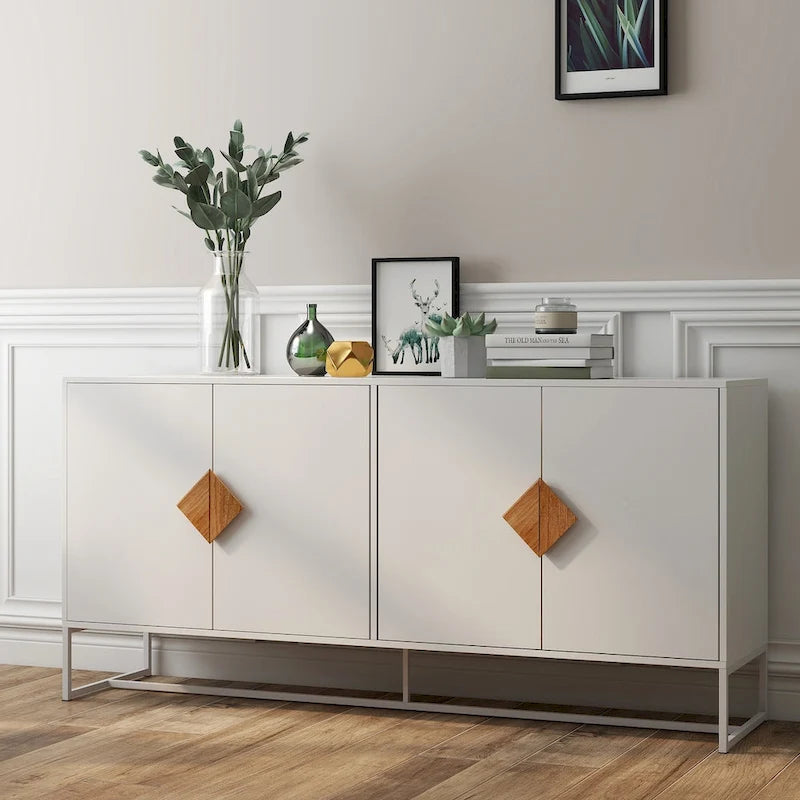 Buffet blanc à 4 portes avec poignées carrées en bois et cadre en fer