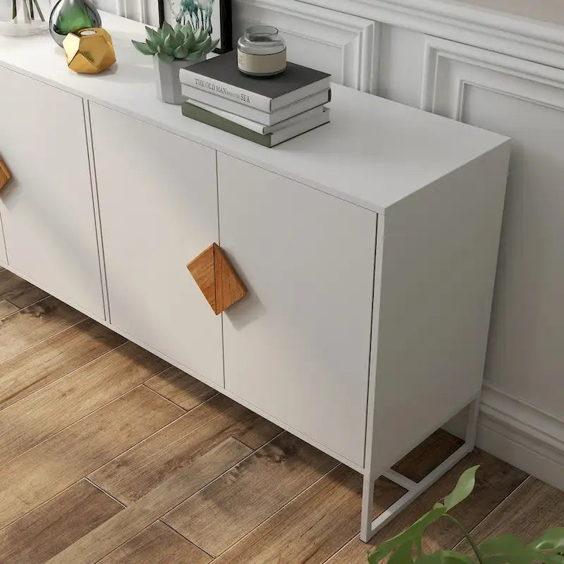 Buffet blanc à 4 portes avec poignées carrées en bois et cadre en fer