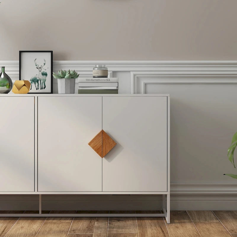 Buffet blanc à 4 portes avec poignées carrées en bois et cadre en fer