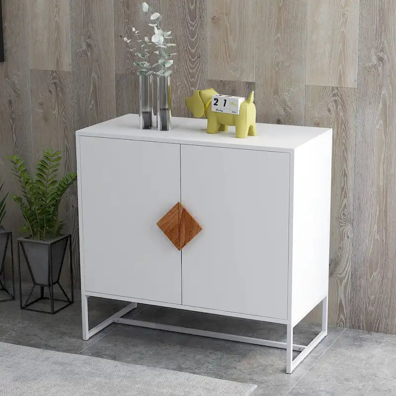 Buffet blanc à 4 portes avec poignées carrées en bois et cadre en fer