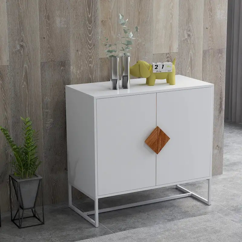 Buffet blanc à 4 portes avec poignées carrées en bois et cadre en fer