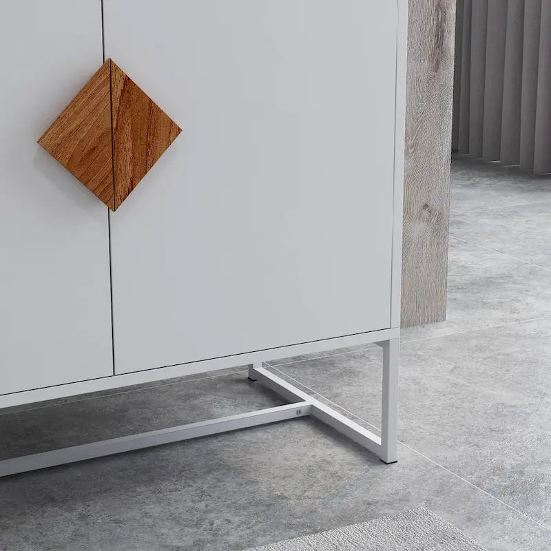 Buffet blanc à 4 portes avec poignées carrées en bois et cadre en fer