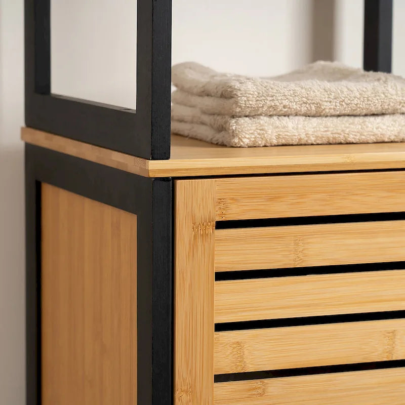 Armoire de rangement haute et étroite, étagères ouvertes, porte fermée, naturel noir
