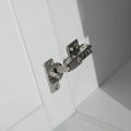 Meuble de salle de bain blanc avec lavabo en acier inoxydable et robinet, portes à fermeture douce