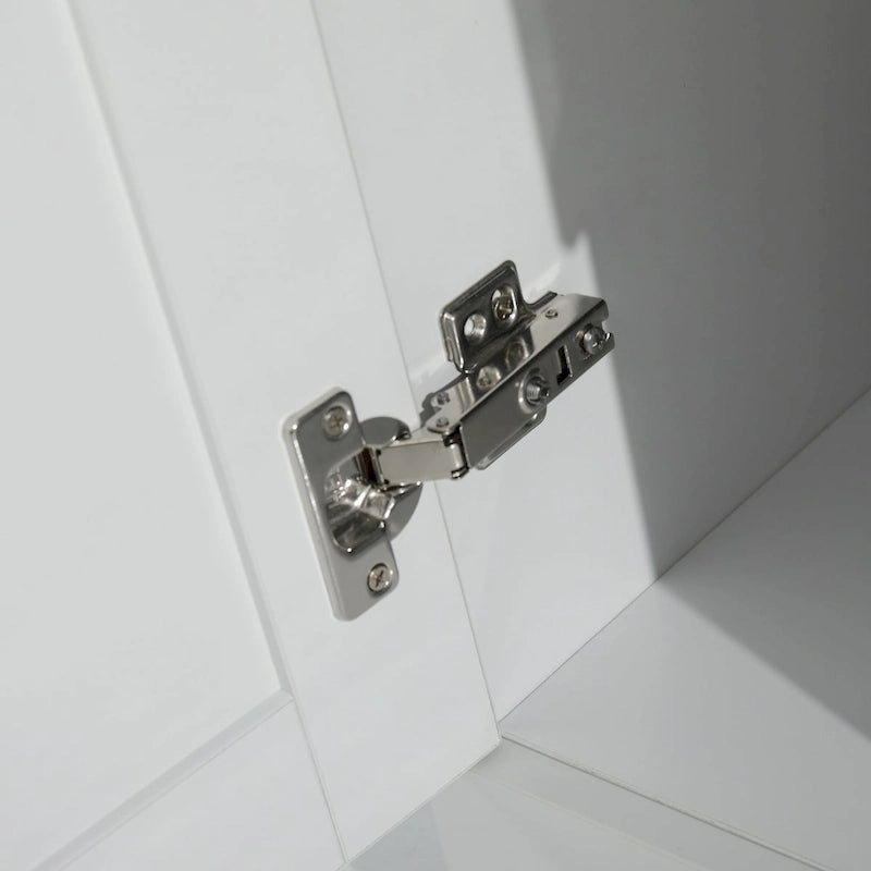 Meuble de salle de bain blanc avec lavabo en acier inoxydable et robinet, portes à fermeture douce